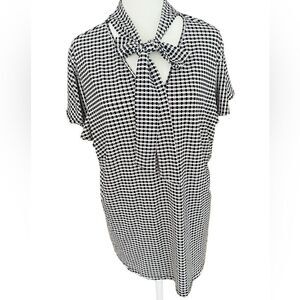 Adrianna Papell v neck top with tie, short flutter sleeves black/white/tan sz XL